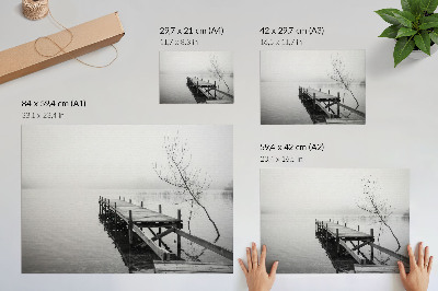 Poster kunstdruck Ein hölzerner Steg vor der Kulisse eines ruhigen Sees