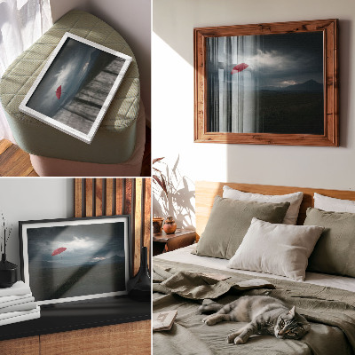 Kunstdruck poster Roter Regenschirm, dunkle Wolken, Berglandschaft