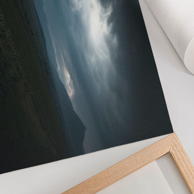 Kunstdruck poster Roter Regenschirm, dunkle Wolken, Berglandschaft
