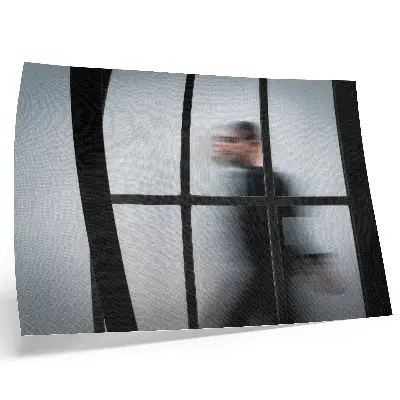 Poster schwarze Silhouette hinter einem Glasrahmen im minimalistischen grauen Stil