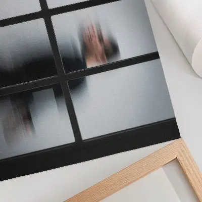 Poster schwarze Silhouette hinter einem Glasrahmen im minimalistischen grauen Stil