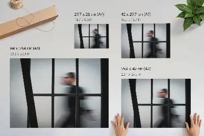 Poster schwarze Silhouette hinter einem Glasrahmen im minimalistischen grauen Stil