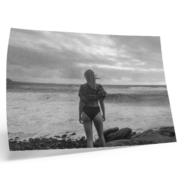 Kunstdruck poster Schwarz-Weiß-Szene mit einer Figur am Wasser