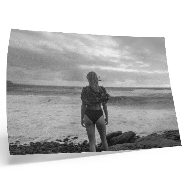 Kunstdruck Poster schwarz-weiße Szene mit einer Figur am Wasser