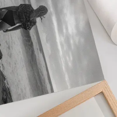 Kunstdruck Poster schwarz-weiße Szene mit einer Figur am Wasser