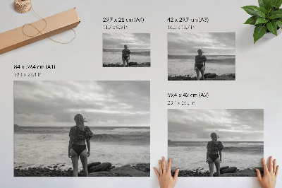 Kunstdruck poster Schwarz-Weiß-Szene mit einer Figur am Wasser
