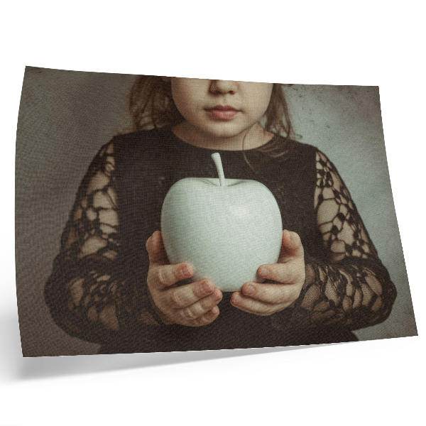 Poster Mädchen mit weißer Frucht, geheimnisvolle Atmosphäre