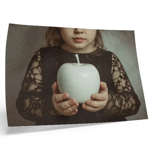 Poster Mädchen mit weißer Frucht und geheimnisvoller Atmosphäre