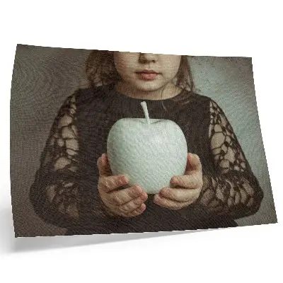 Poster Mädchen mit weißer Frucht und geheimnisvoller Atmosphäre