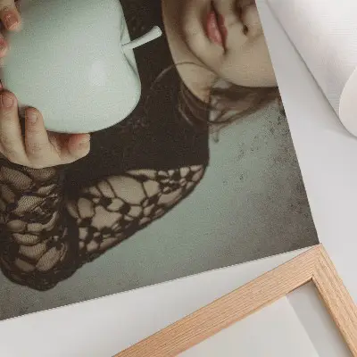 Poster Mädchen mit weißer Frucht und geheimnisvoller Atmosphäre