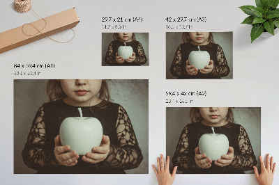 Poster Mädchen mit weißer Frucht, geheimnisvolle Atmosphäre
