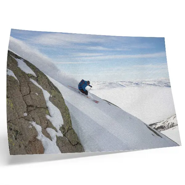 Kunstdruck Poster Skifahrer vor weißen Gipfeln unter blauem Himmel in harmonischer Darstellung