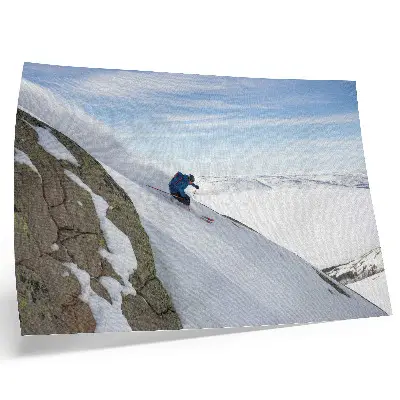 Kunstdruck Poster Skifahrer vor weißen Gipfeln unter blauem Himmel in harmonischer Darstellung