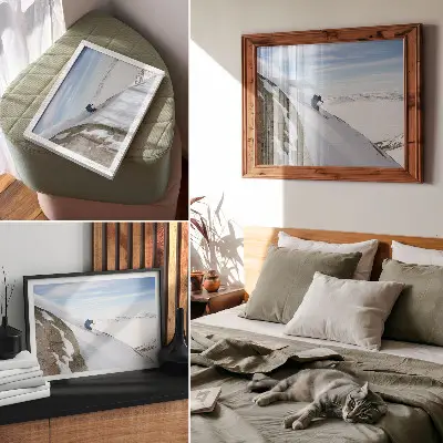 Kunstdruck Poster Skifahrer vor weißen Gipfeln unter blauem Himmel in harmonischer Darstellung