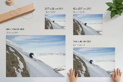 Kunstdruck Poster Skifahrer vor weißen Gipfeln unter blauem Himmel in harmonischer Darstellung