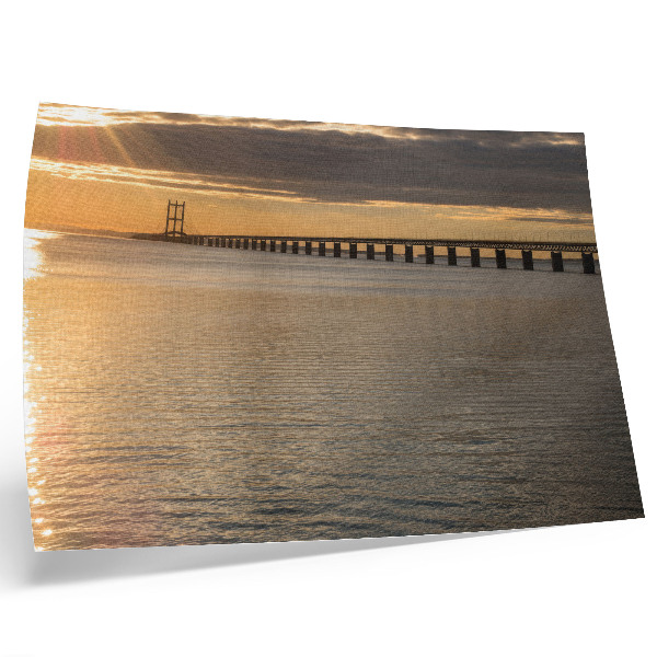 Poster kunstdruck Eine Brücke am Horizont, beleuchtet von der Sonne