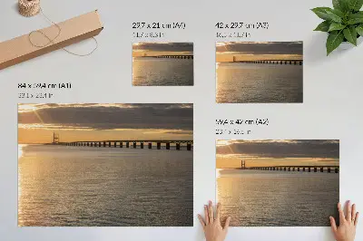 Kunstdruck eine Brücke am Horizont im Sonnenschein