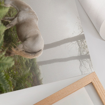Poster kunstdruck Ein Pferd vor dem Hintergrund von Farnen in einem nebligen Wald
