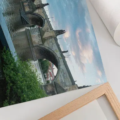 Kunstdruck Poster Brücke über den Fluss mit historischer Architektur in friedlicher Atmosphäre