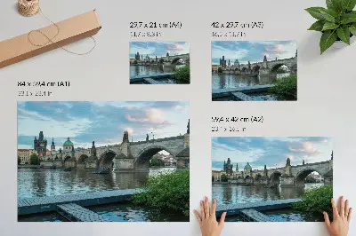 Kunstdruck Poster Brücke über den Fluss mit historischer Architektur in friedlicher Atmosphäre