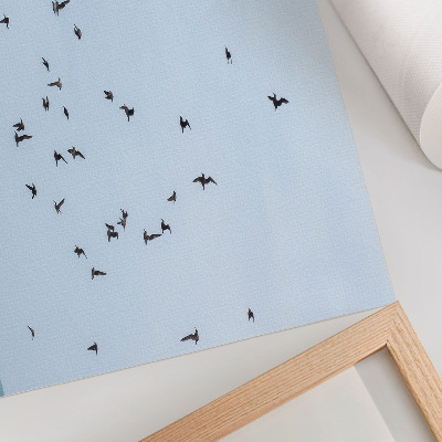 Poster Ein Vogelschwarm über dem blauen Meer