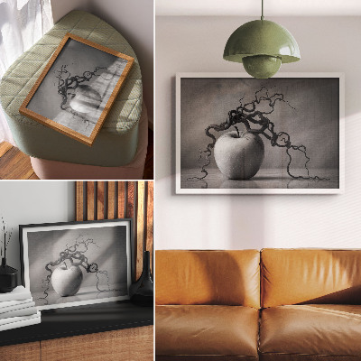 Kunstdruck poster Der Kontrast zwischen Apfel und Ast bildet eine harmonische Monochromie.