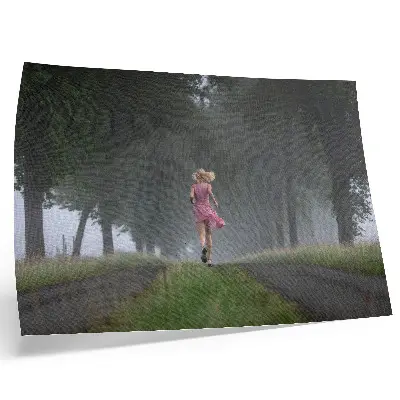 Poster laufende Figur in einer Gasse mit Nebel und grünen Bäumen