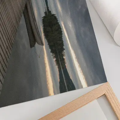 Poster mit See, Boot, Wald und Wolken in beruhigender Atmosphäre