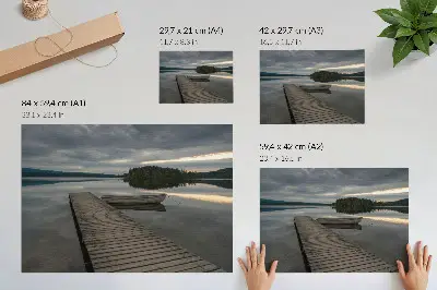 Poster mit See, Boot, Wald und Wolken in beruhigender Atmosphäre