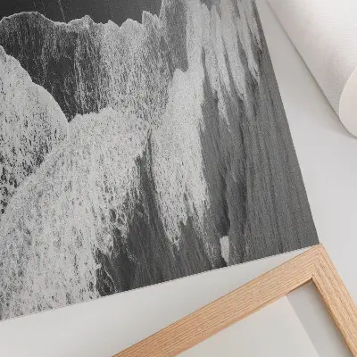 Kunstdruck Poster schwarze und weiße Wellen mit weichem Sand an einem ruhigen Strand