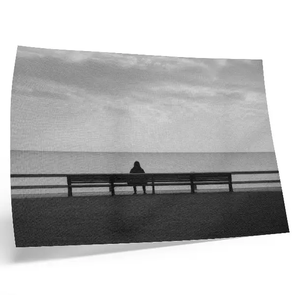 Poster Person auf einer Bank am Meer in grauer Harmonie
