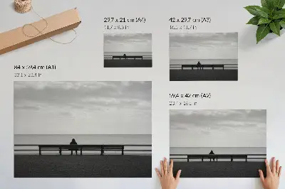 Poster Person auf einer Bank am Meer in grauer Harmonie
