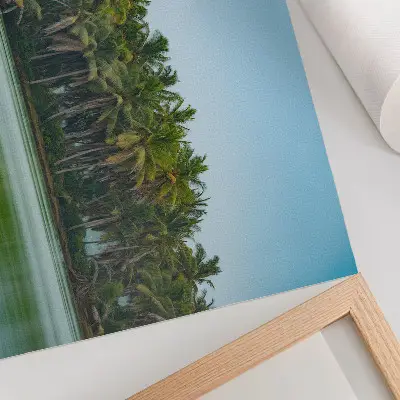 Kunstdruck Poster mit tropischen Palmen, ruhigem Wasser und harmonischem Himmel