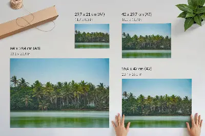 Kunstdruck Poster mit tropischen Palmen, ruhigem Wasser und harmonischem Himmel
