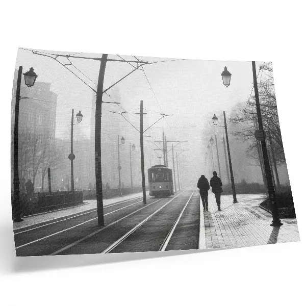 Poster mit Straßenbahnnebel, Straßenlaternen und städtischer Atmosphäre