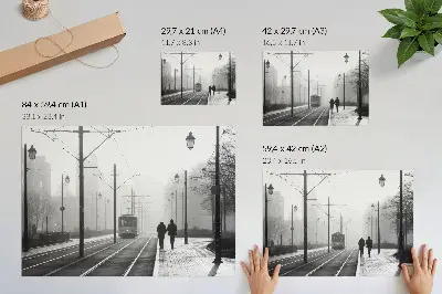 Poster mit Straßenbahnnebel, Straßenlaternen und städtischer Atmosphäre