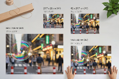 Kunstdruck poster Eine lebhafte Stadtstraße mit einer spiegelnden Blase