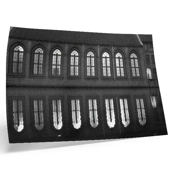 Poster mit symmetrischer und spiegelnder architektonischer Eleganz in harmonischer Darstellung