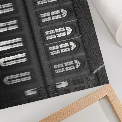 Poster mit symmetrischer und spiegelnder architektonischer Eleganz in harmonischer Darstellung