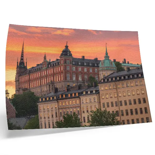 Poster mit einem Sonnenuntergang über charmanten historischen Gebäuden