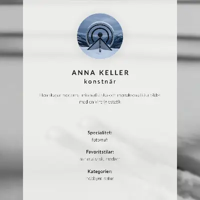 Poster Kunstdruck Snowboarder in Aktion inmitten von Schnee und Bäumen mit starken Kontrasten