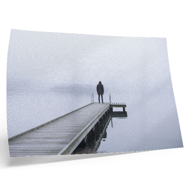 Kunstdruck poster Eine einsame Gestalt auf einem Pier im Nebel