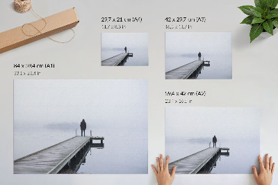Kunstdruck poster Eine einsame Gestalt auf einem Pier im Nebel