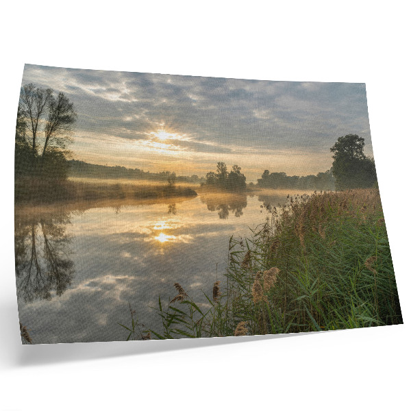 Poster Ein nebliger Morgen am See mit Spiegelungen der Natur