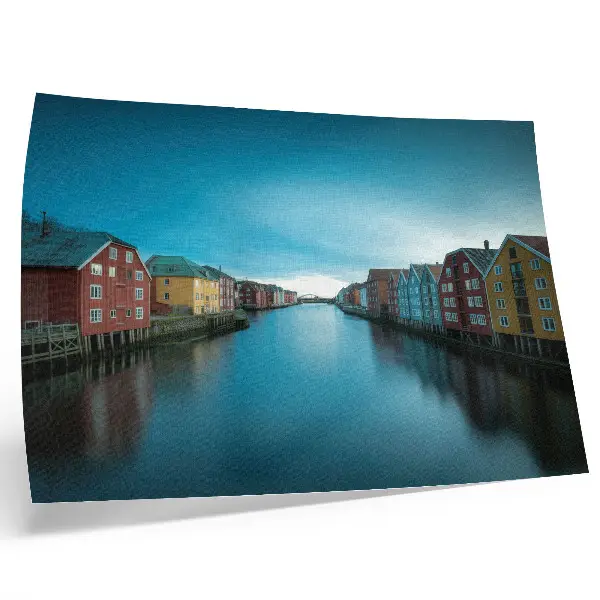 Kunstdruck Poster bunte Häuser in skandinavischer Atmosphäre am Fluss