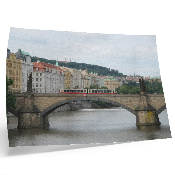 Poster kunstdruck Eine Brücke über den Fluss mit einer Straßenbahn, umgeben von klassischer Architektur