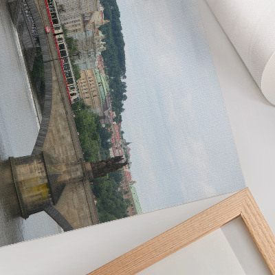Poster kunstdruck Eine Brücke über den Fluss mit einer Straßenbahn, umgeben von klassischer Architektur