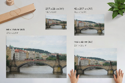 Poster kunstdruck Eine Brücke über den Fluss mit einer Straßenbahn, umgeben von klassischer Architektur