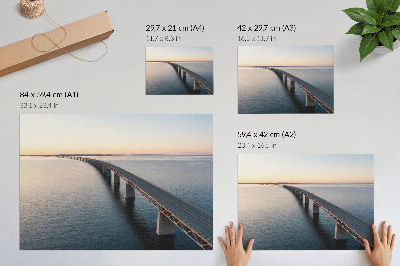 Poster Eine Brücke über ein ruhiges Meer bei Sonnenuntergang