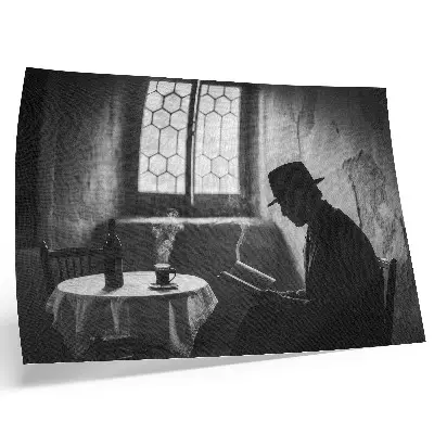 Kunstdruck Poster schwarz-weiße Atmosphäre mit einem Mann beim Lesen als Ausdruck klassischer Eleganz